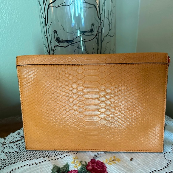 Guess clutch bag in very good condition. - Picture 2 of 6